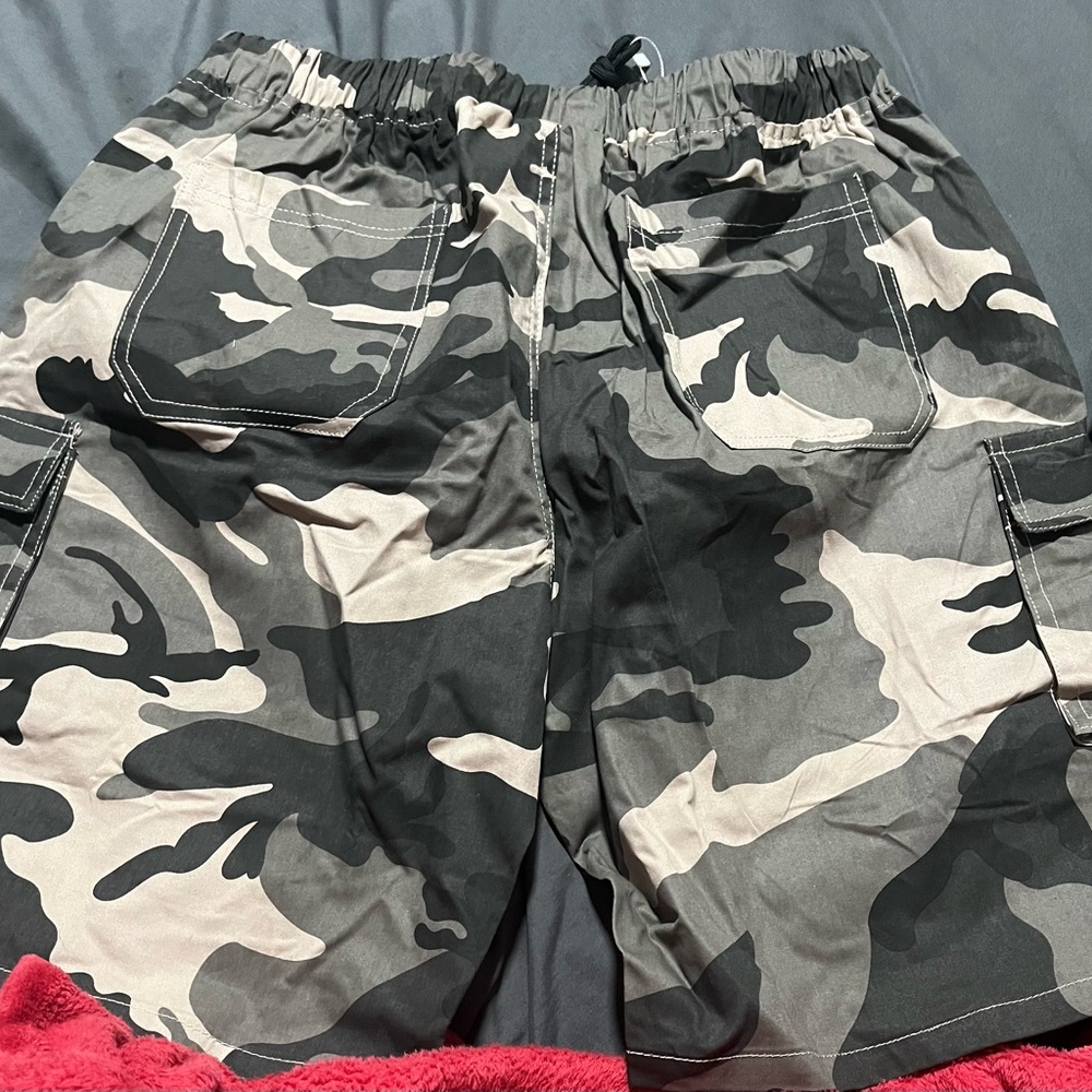 Womens camo cargo shorts, never worn, size XL
